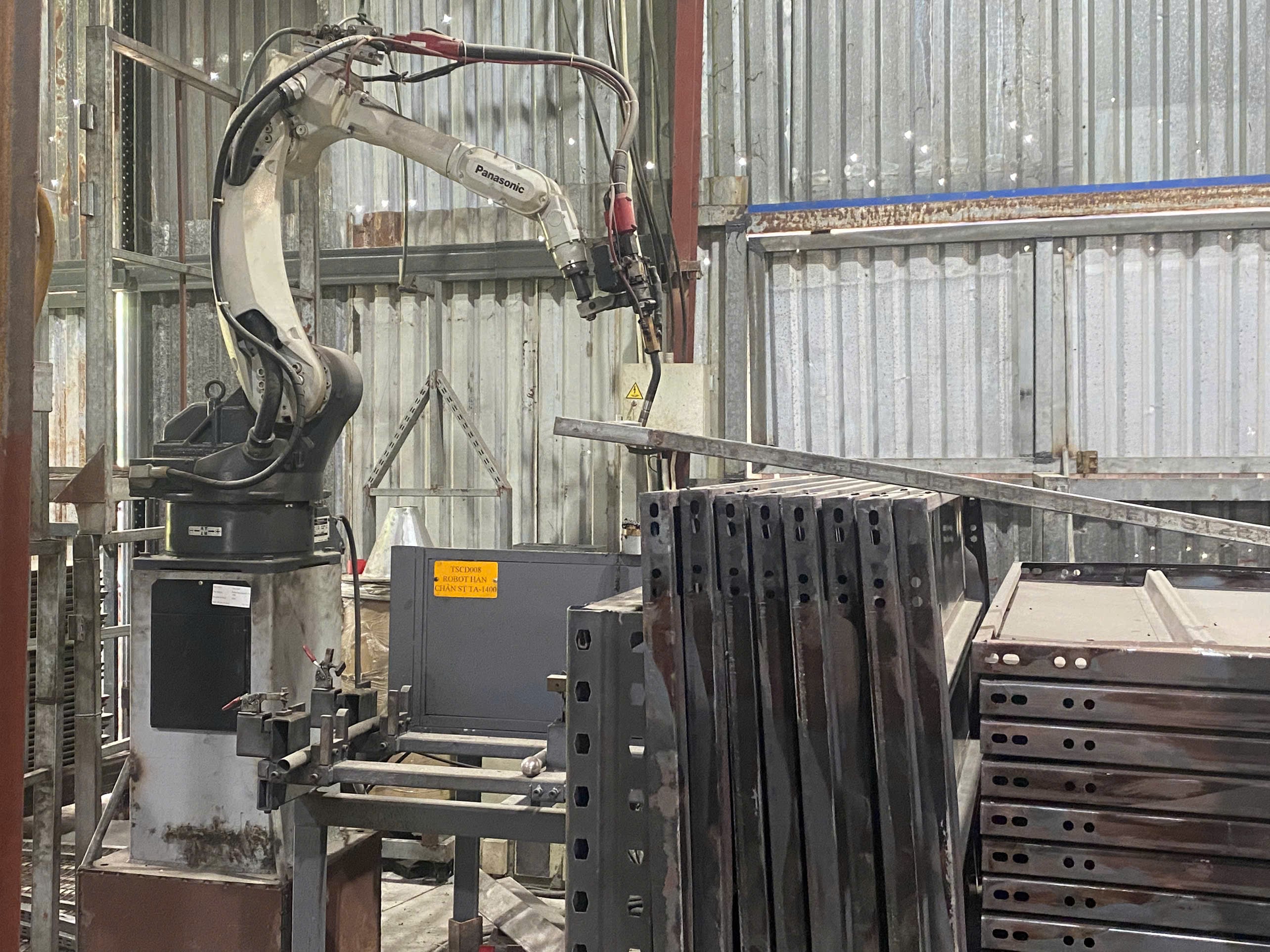 Robot welding machine 1.jpg